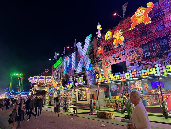 Laser Pixx in der Schaustellerstr. auf dem Oktoberfest 2024 (©Foto: Martin Schmitz) 